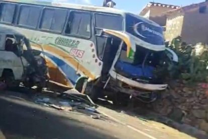 Un bus colisiono con un minibus