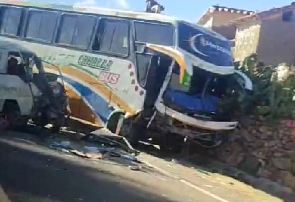 Un bus colisiono con un minibus