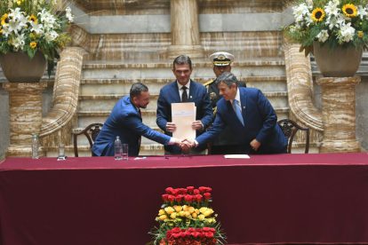 El Presidente Paz promulgó la ley en ambientes del Palacio Quemado
