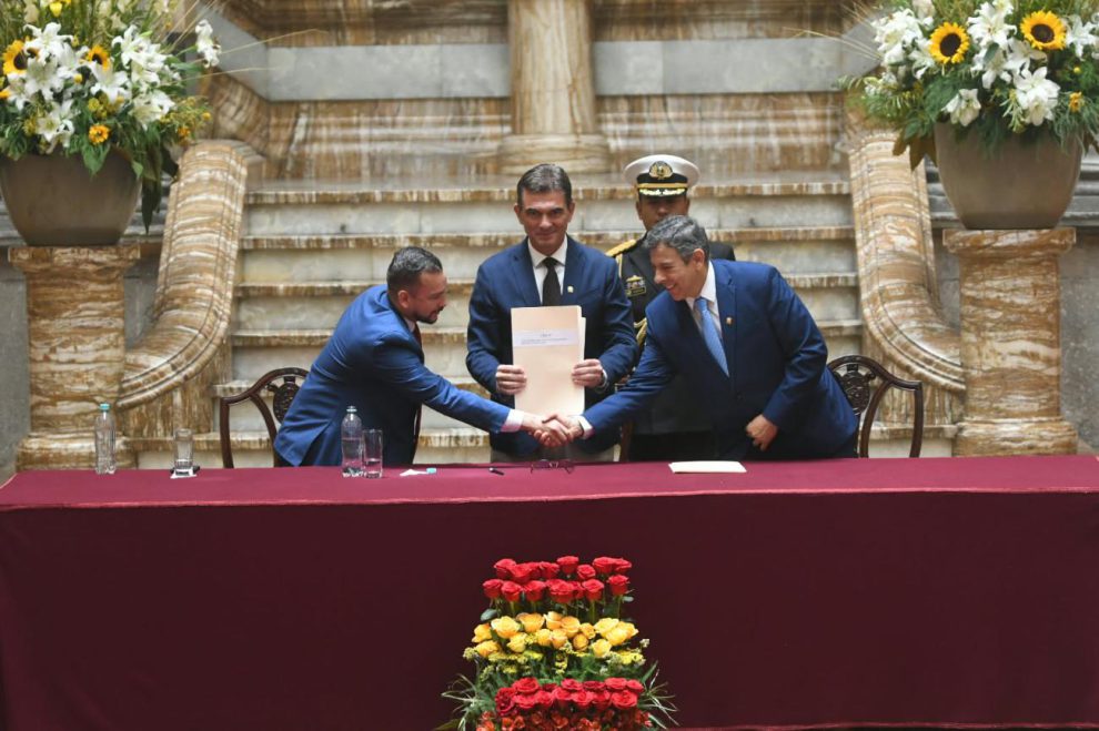 El Presidente Paz promulgó la ley en ambientes del Palacio Quemado