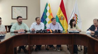 Autoridades del Gobierno y representantes del sector cañero