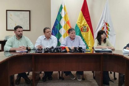 Autoridades del Gobierno y representantes del sector cañero