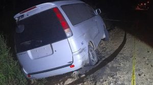 Un vehículo estacionado a un costado