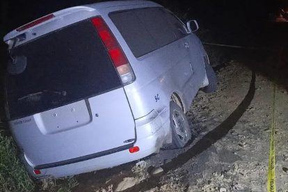 Un vehículo estacionado a un costado