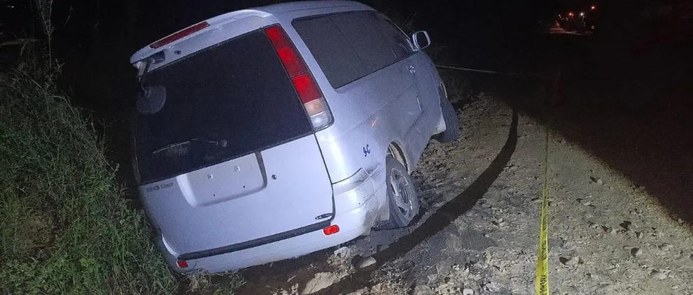 Un vehículo estacionado a un costado