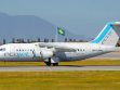 Avión comercial,desplazándose por la pista de despegue.