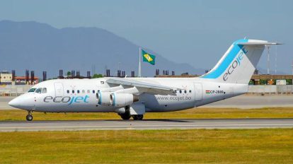 Avión comercial,desplazándose por la pista de despegue.