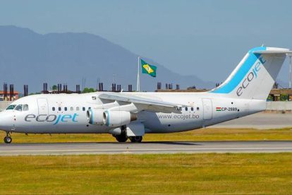 Avión comercial,desplazándose por la pista de despegue.