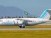 Avión comercial,desplazándose por la pista de despegue.