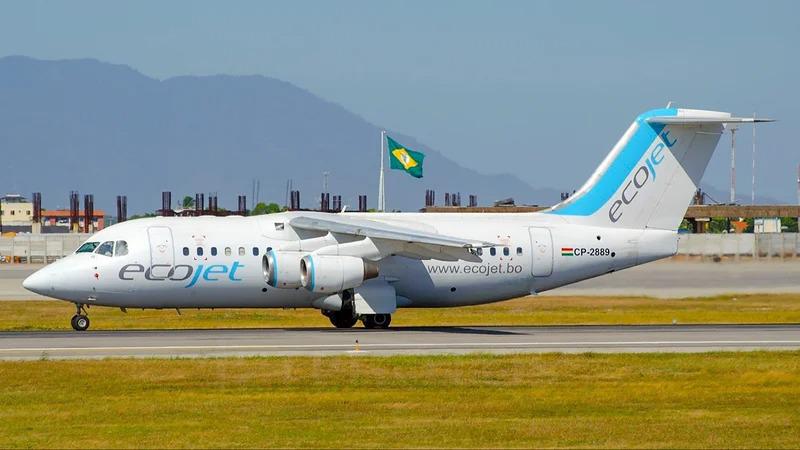 Avión comercial,desplazándose por la pista de despegue.