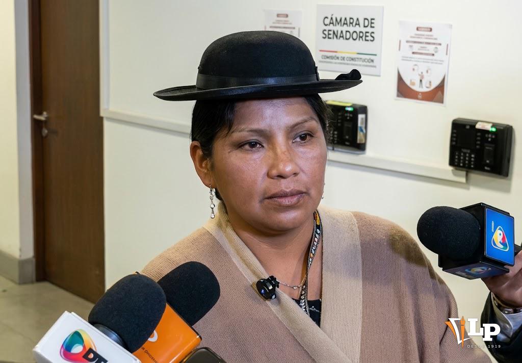 La senadora Crispín en conferencia de prensa