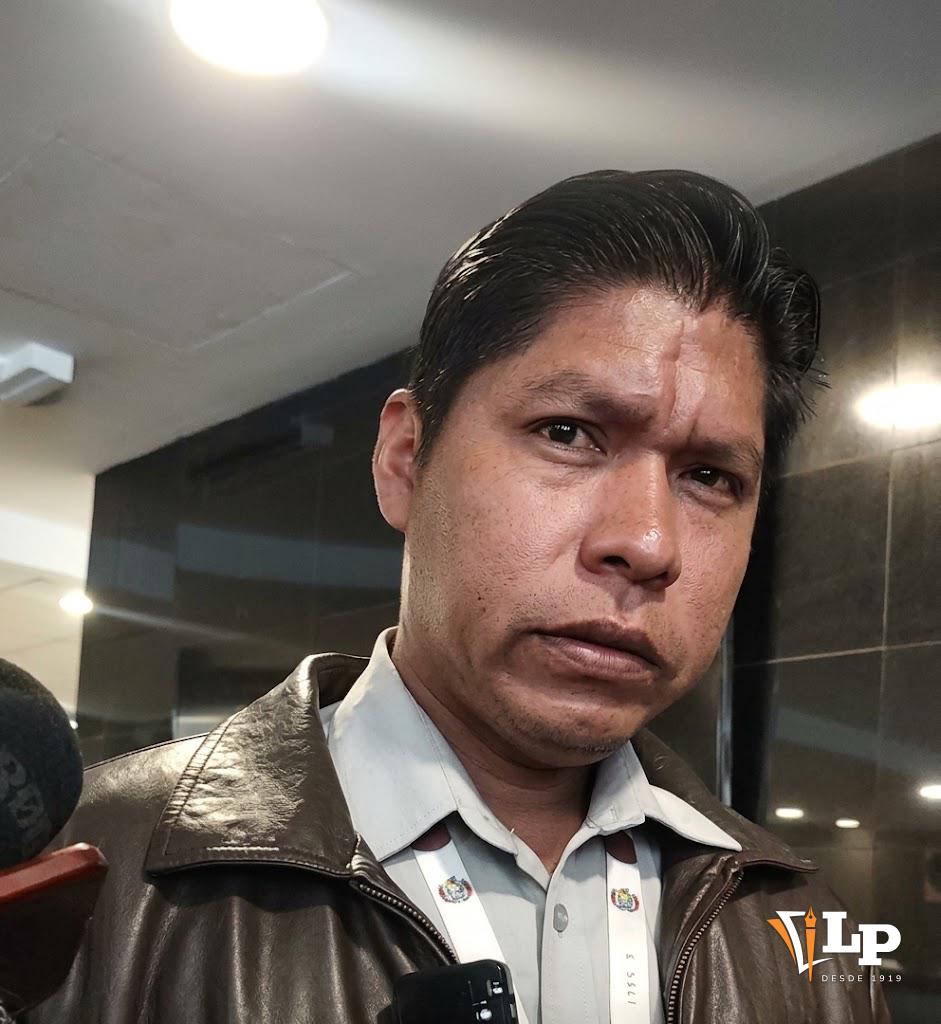 El diputado Condori en conferencia de prensa