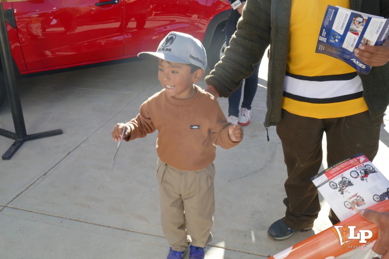 Un niño participante feliz tras recibir una gorra del  stand de Donnel Motors