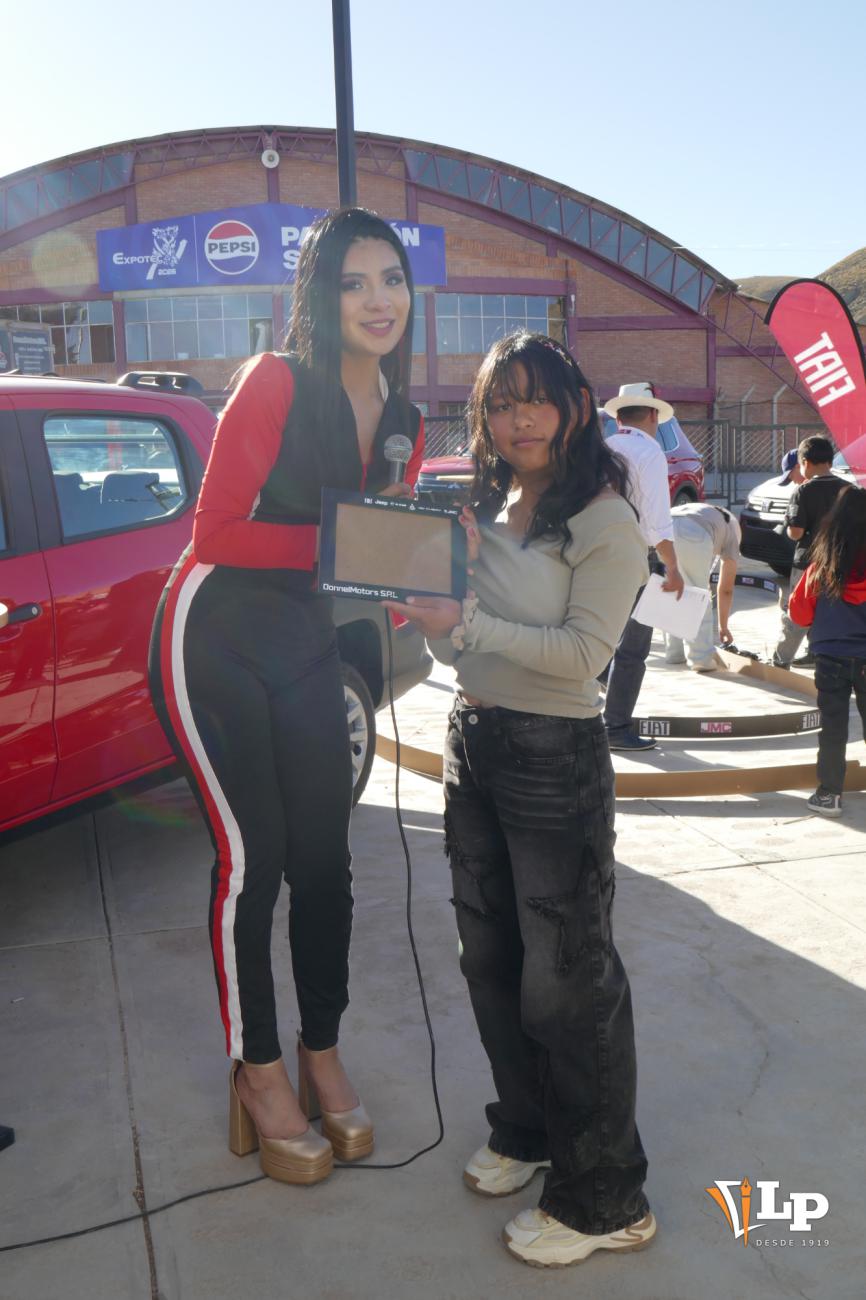 Entrega de obsequios a los destacados competidores de la jornada