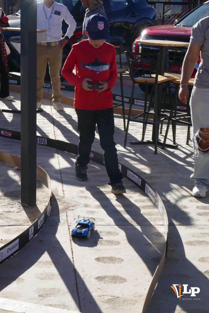 Máxima concentración en la pista durante la competencia infantil