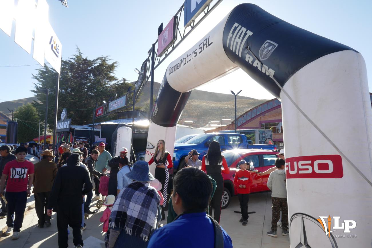 Gran afluencia de familias visitando el stand de Donnel Motors SRL.