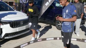 Jóvenes pilotos demostrando su talento y velocidad en la carrera