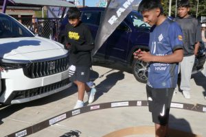 Jóvenes pilotos demostrando su talento y velocidad en la carrera