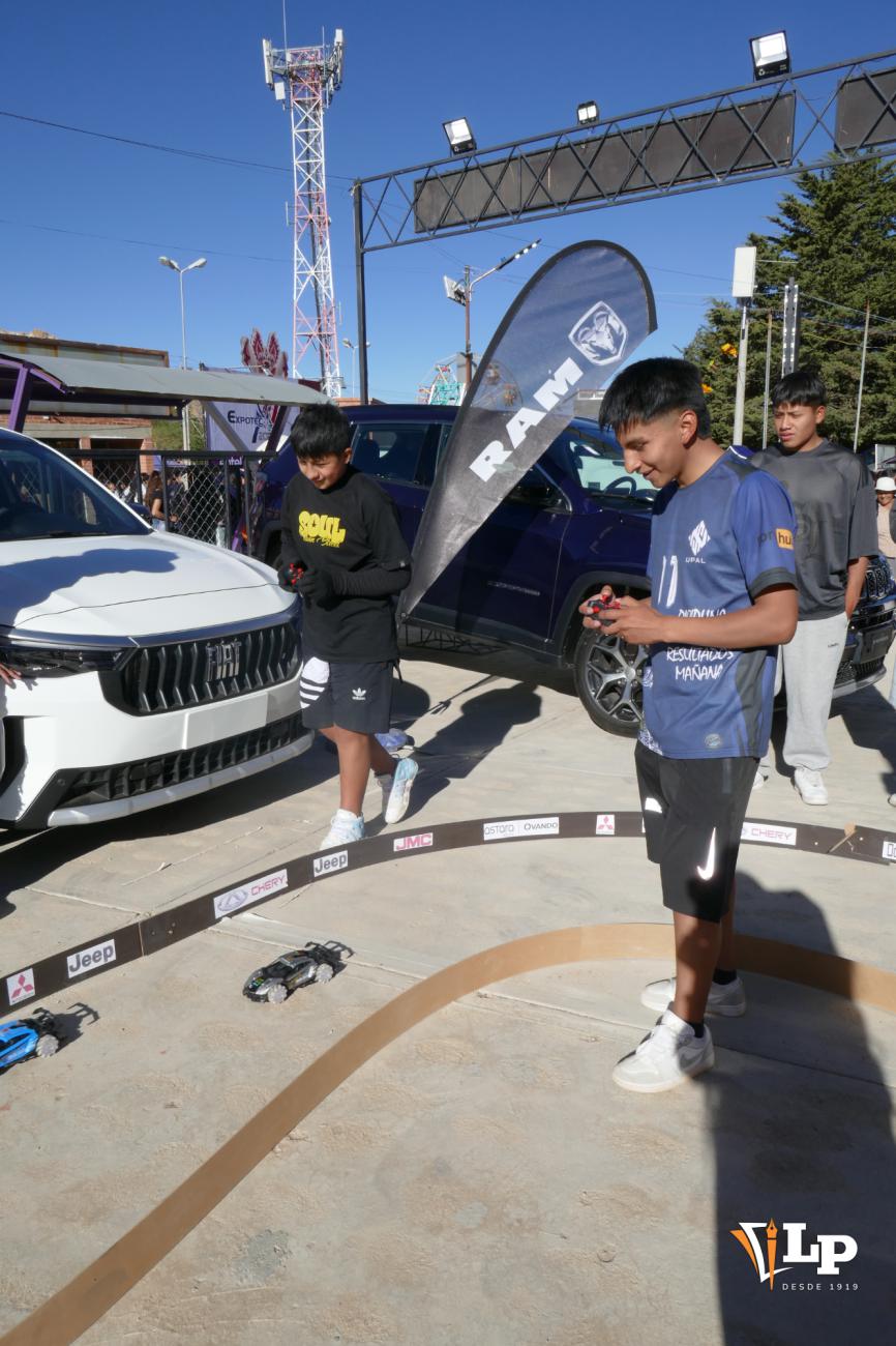Jóvenes pilotos demostrando su talento y velocidad en la carrera