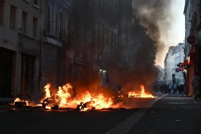 manifestantes enmascarados