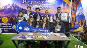 Asesores de Alfa Sajama posando con la llave del éxito inmobiliario