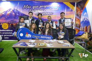 Asesores de Alfa Sajama posando con la llave del éxito inmobiliario