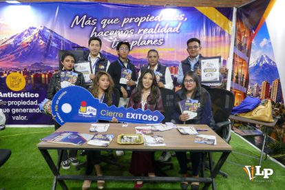 Asesores de Alfa Sajama posando con la llave del éxito inmobiliario