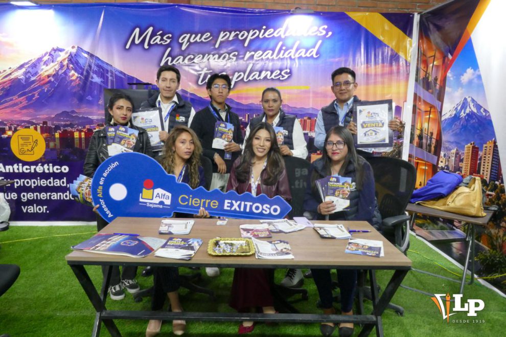 Asesores de Alfa Sajama posando con la llave del éxito inmobiliario