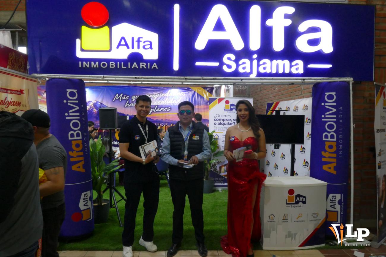 El personal de Alfa Sajama en la entrada de su stand oficial de feria