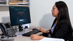 persona usando computadora