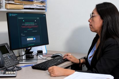 persona usando computadora