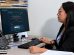 persona usando computadora