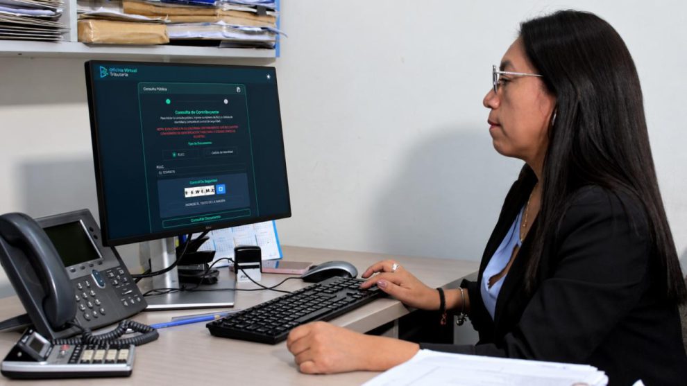 persona usando computadora