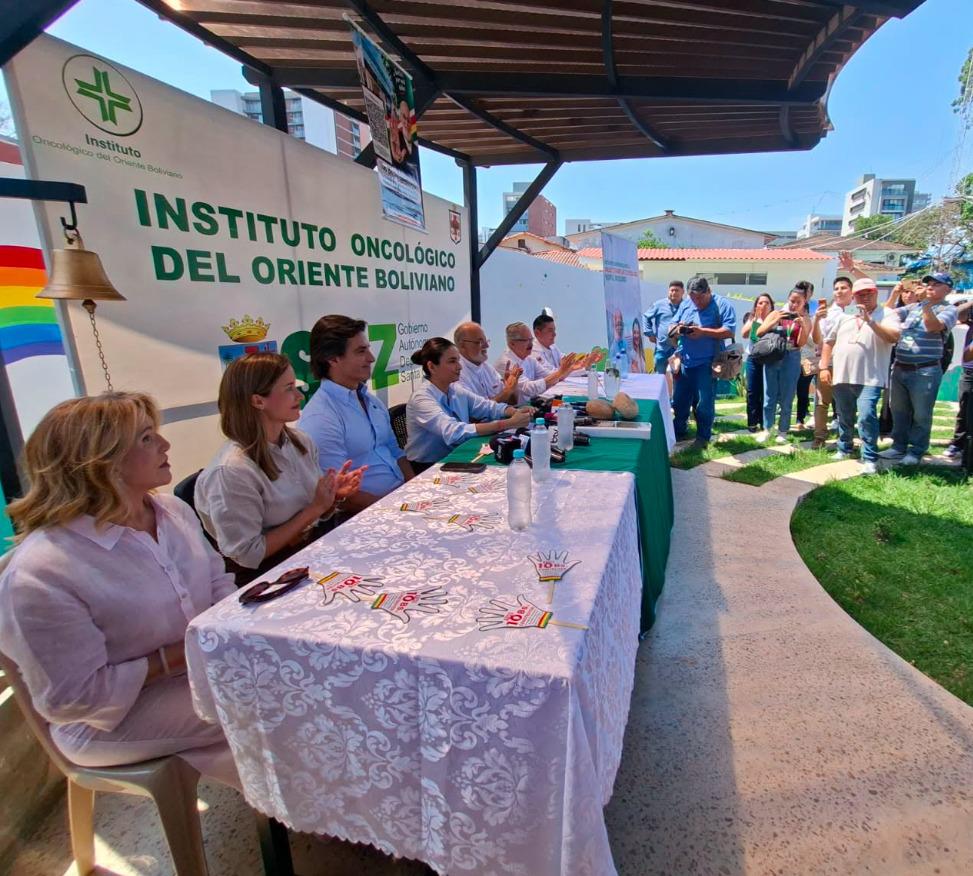 Autoridades departamentales y municipales asistieron al acto en el Instituto Oncológico.