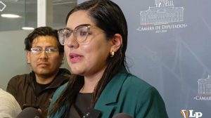 La diputada Claros en conferencia de prensa