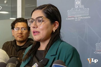 La diputada Claros en conferencia de prensa