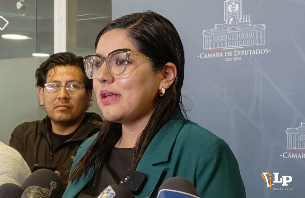 La diputada Claros en conferencia de prensa