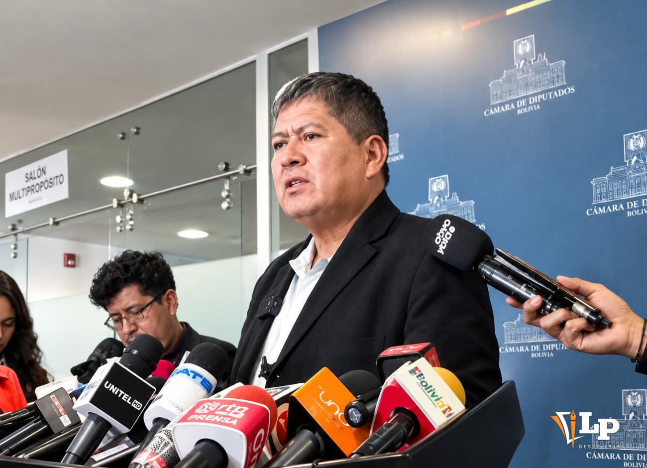 El diputado Pantaleón en conferencia de prensa