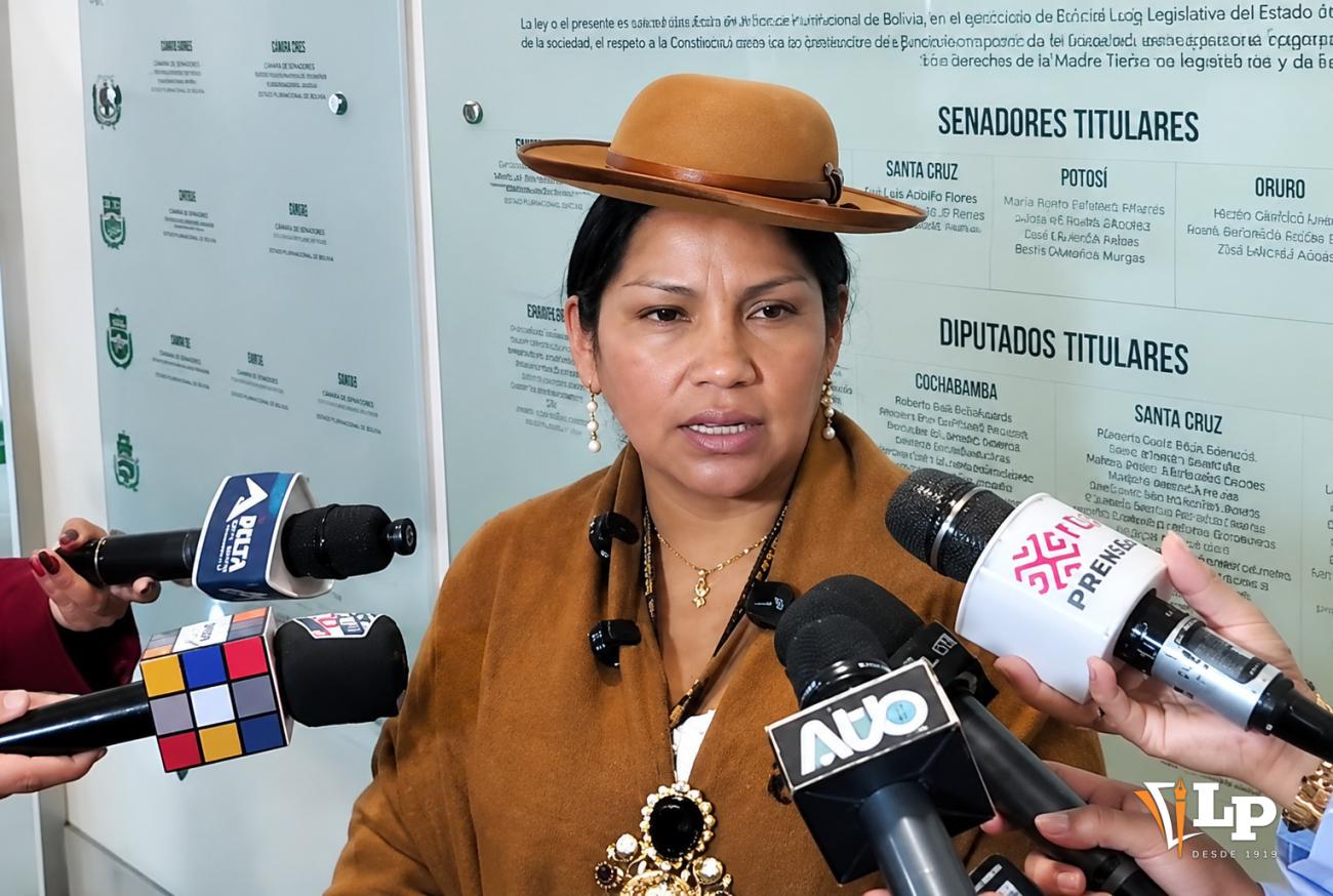 La senadora Crispín en conferencia de prensa