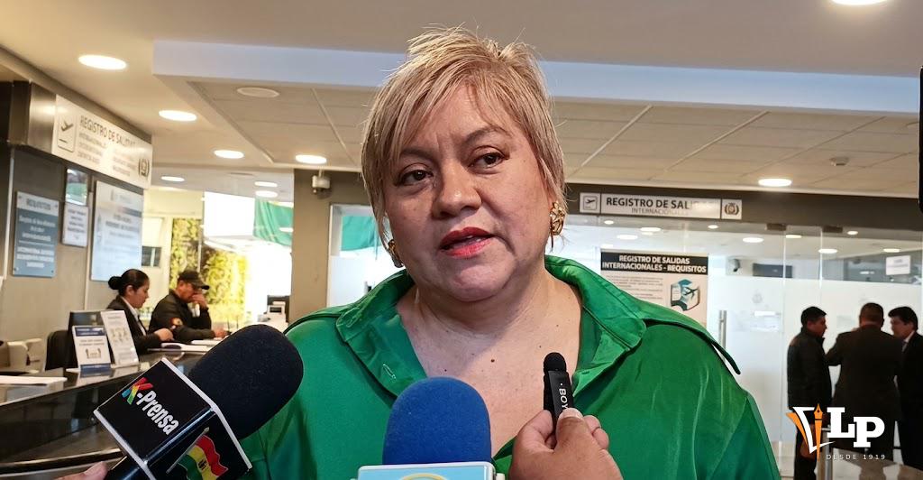 La diputada Patiño en conferencia de prensa