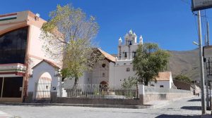 Histórica Iglesia de Huachacalla, ubicada frente a la plaza principal del municipio de Huachacalla