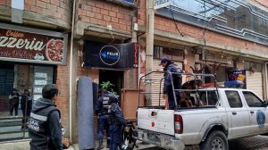 Personal municipal durante un operativo de control en El Alto.