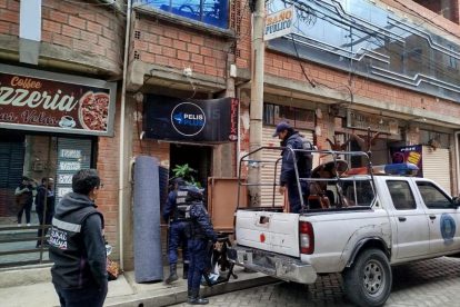 Personal municipal durante un operativo de control en El Alto.