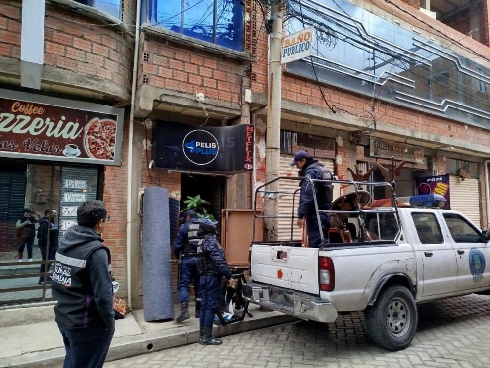 Personal municipal durante un operativo de control en El Alto.