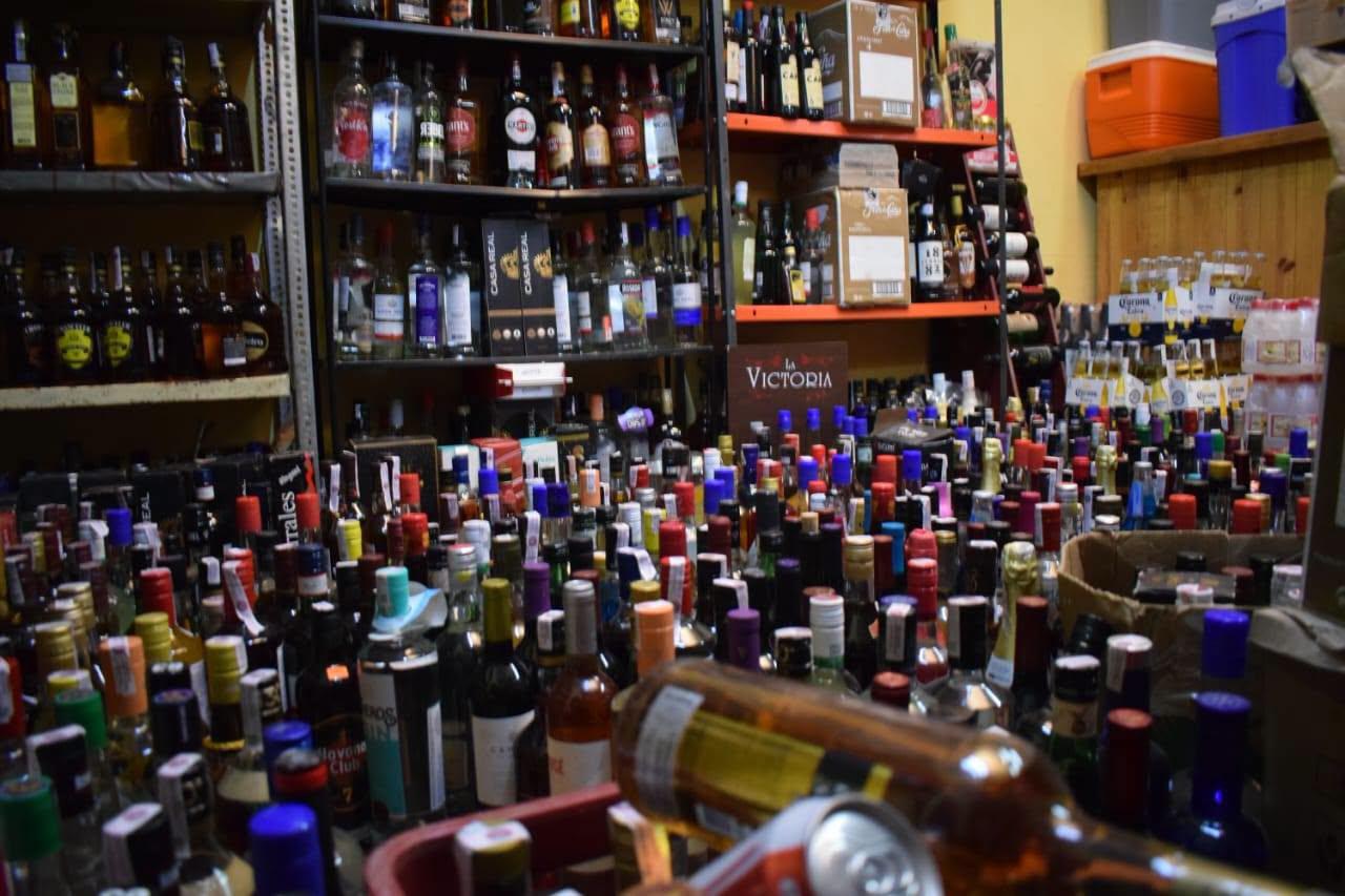 Bebidas alcohólicas decomisadas durante un operativo en El Alto.