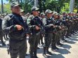 Un grupo de policias  parados con armas