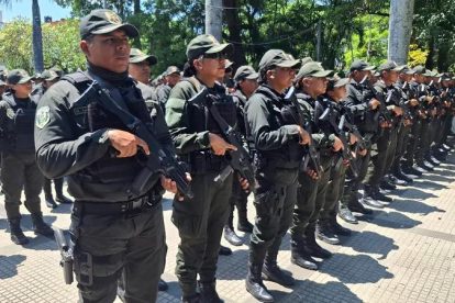 Un grupo de policias  parados con armas