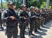 Un grupo de policias  parados con armas