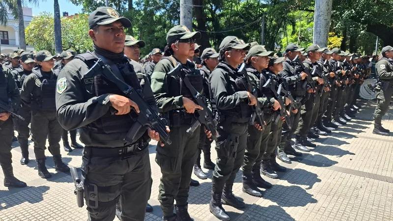 Un grupo de policias parados con armas
