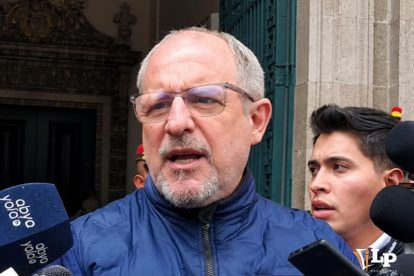 El viceministro Oliva en conferencia de prensa